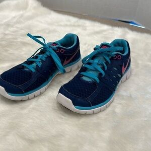 Nike tennis shoe dark blue light blue pink swish size 6